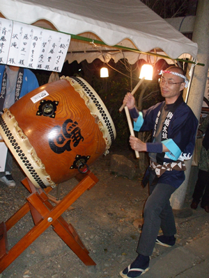 ▲十月十六日の「お日待ち」には加茂神社(静岡市清水区)で太鼓を打ちます。