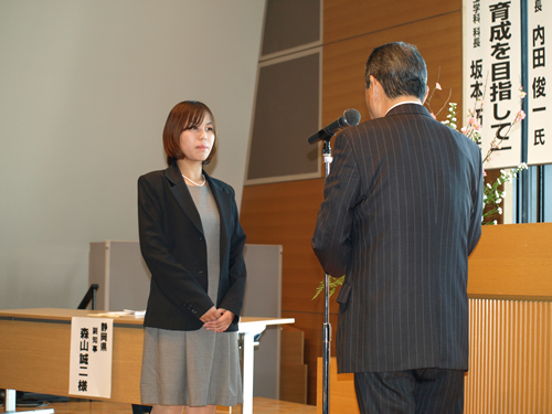 静岡県建設産業の主張2013で、伊藤孝静岡県建設産業団体連合会会長から記念品を贈られる（2013年）