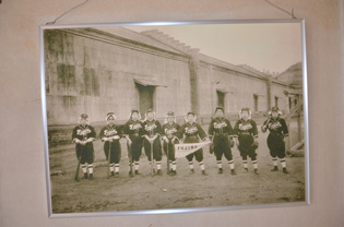 西洋館に飾られた、富士紡績の女子ソフトボールチームの写真。