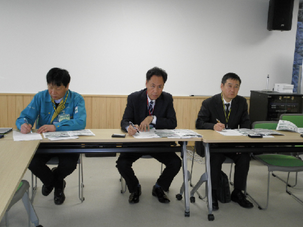 中央：佐野委員長、左：三尾副委員長、右：勝又委員