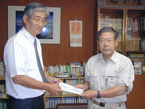 臼井沼津建設業協会長より高橋小山町町長に義捐金を手渡ししました。