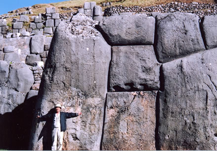 巨石を積み上げた城壁（ペルー）