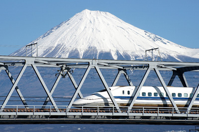 富士川橋梁を走る新幹線