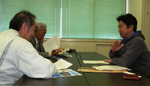 東伊豆町観光商工課主査の岩崎名臣さん（右）にお話を伺いました（左は竹内委員と原委員長）