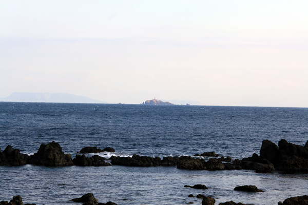 沖に石廊崎突端から約9km離れた神子元島
