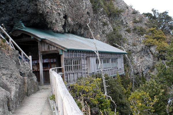 断崖絶壁に建つ石室神社　社殿