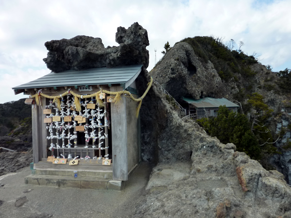 熊野神社とその向こうに見えるのが石室神社です