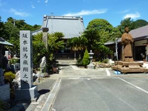 宝福寺と木造の竜馬像
