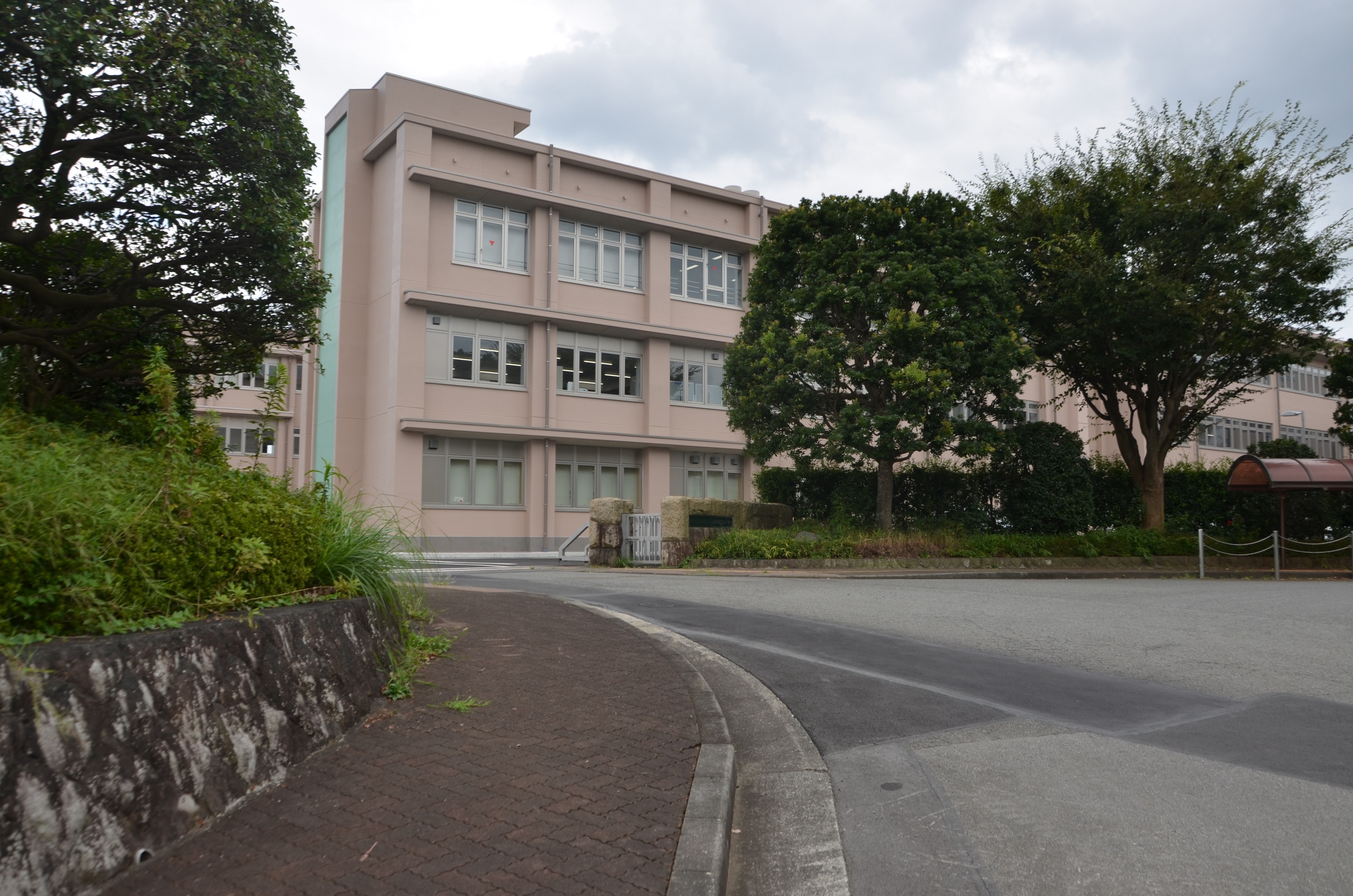 静岡県医療健康産業研究開発センター （愛称：ファルマバレーセンター）入口（左）