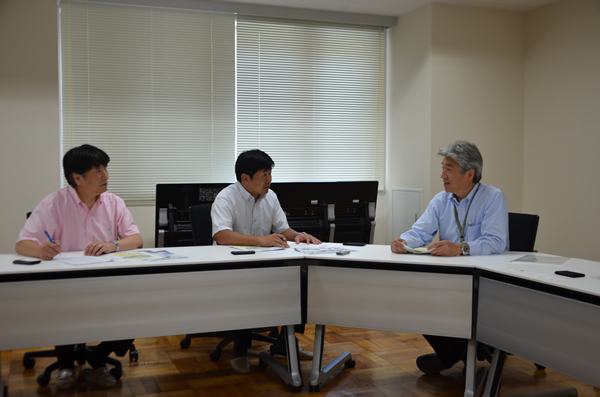 植田所長にインタビューを行う三尾副委員長(左)と長田委員(中央)