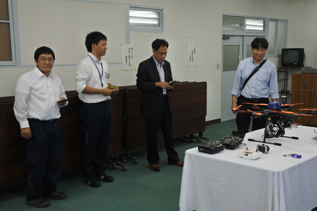 最新UAV機器の操作を体験する佐野委員長と三尾副委員長