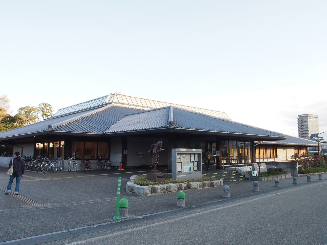 市立中央図書館は池を挟み掛川城に隣接している。近くには掛川西高等学校と市立第一小