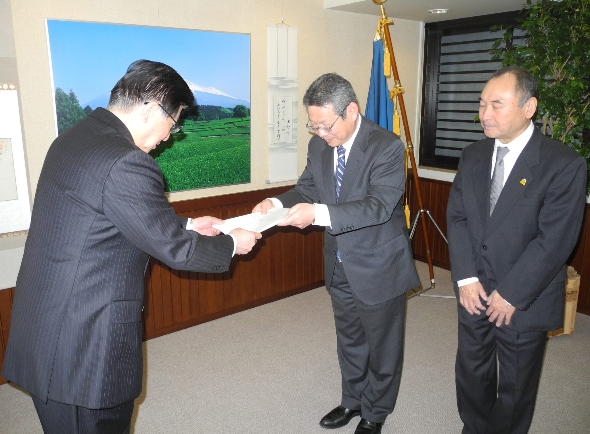 川勝知事（左）に答申を渡す磯辺審議会会長（中央）と石井静岡県建設業会長